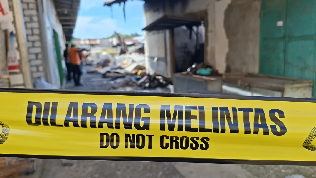Garis Polisi masih melintang di lokasi pasar baru yang terbakar. Kamis (23/4/2026) Foto : suarasatu.com