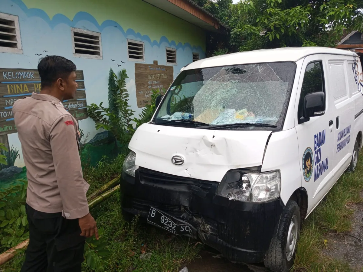 Mobil Operasional MBG Tabrak Pasutri di Tuban