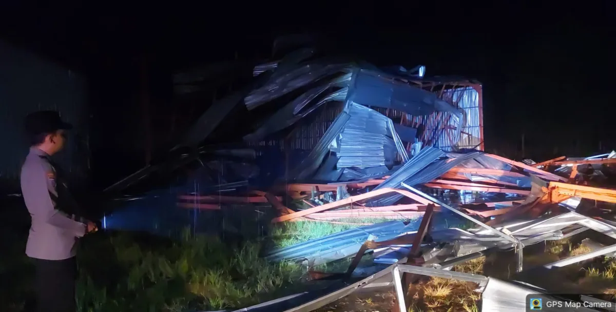 Gudang Pupuk di Gayam Bojonegoro Ambruk Diterjang Angin Kencang