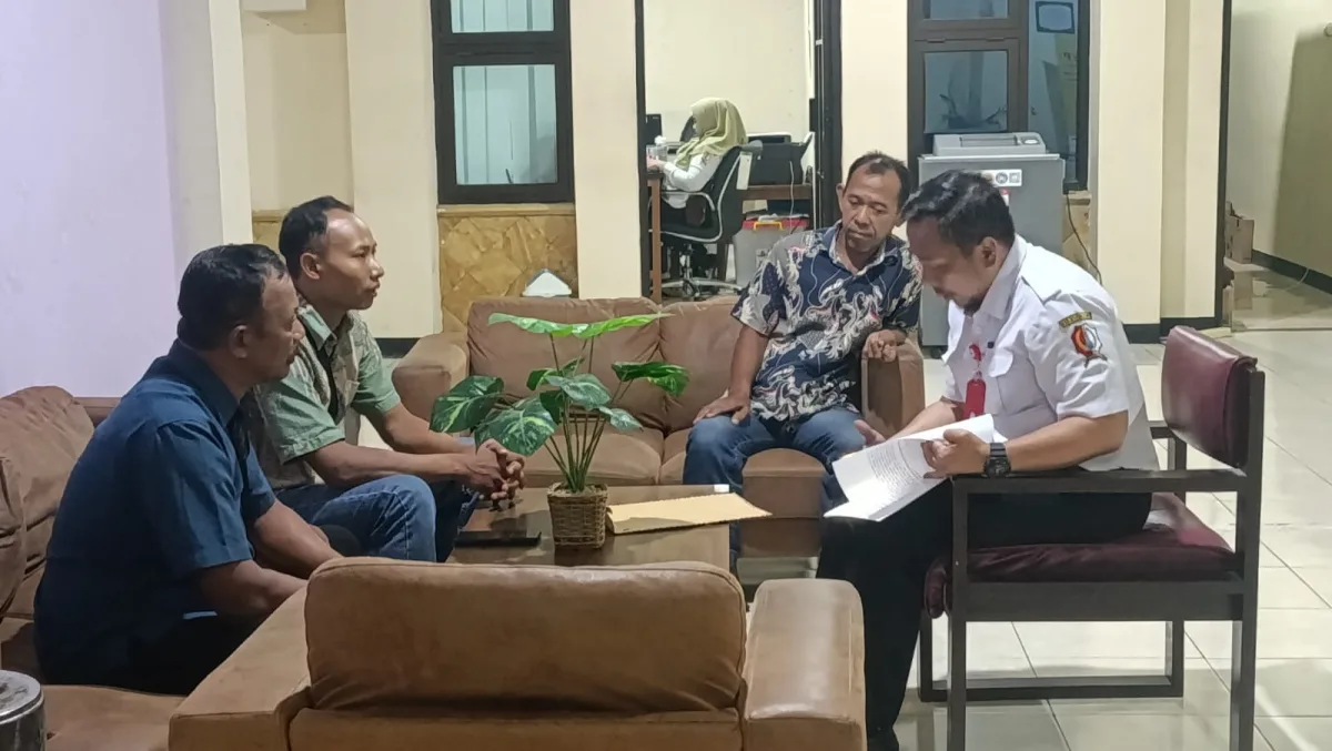 Warga Klino di kantor Inspektorat Bojonegoro
