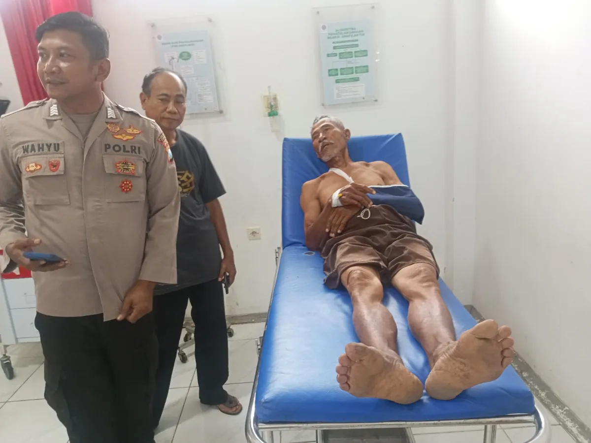 Korban Pemotor jalani perawatan medis. 