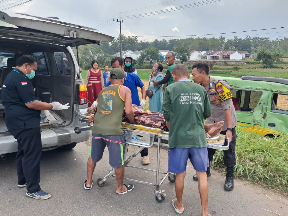 Evakuasi korban laka MPU di Tubqn
