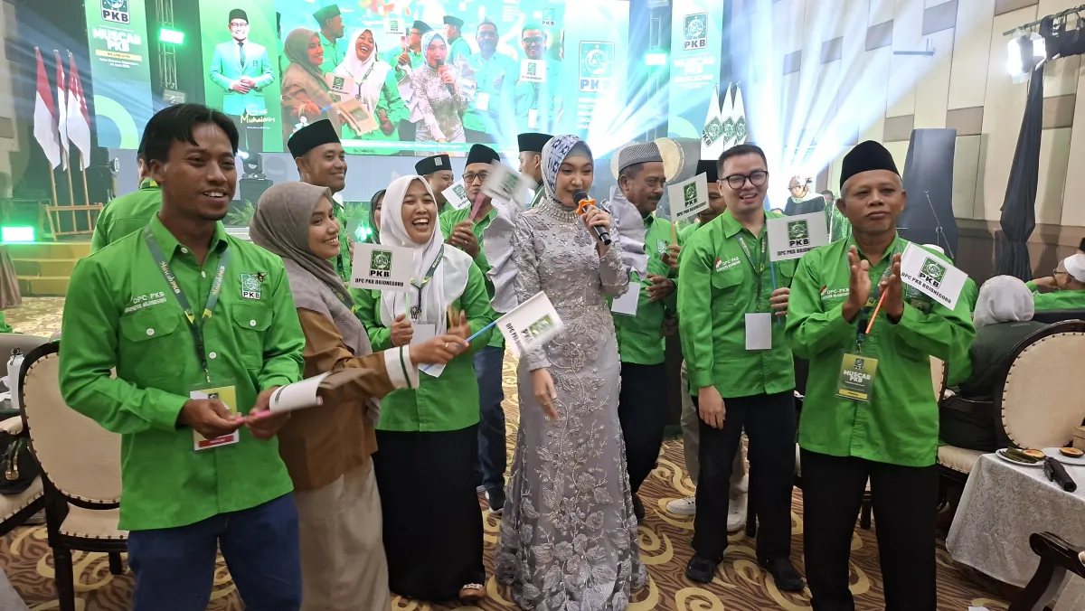 Jihan Audi ajak para pengurus PKB Bojonegoro beryanyi bersama. Foto : suarasatu.com. Sabtu (4/4/2026).