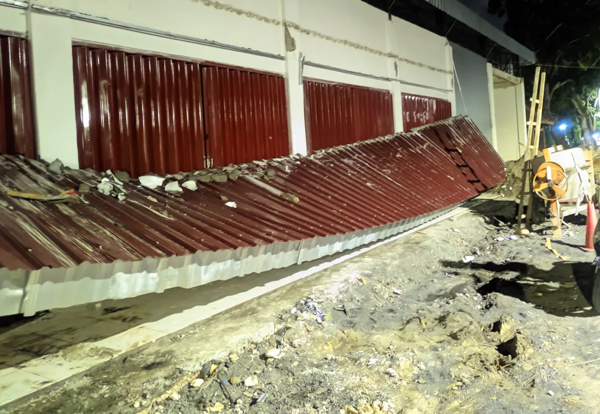 Kondisi atap kanopi KDKMP Desa Padang ambruk. Rabu Malam (1/4/2026)