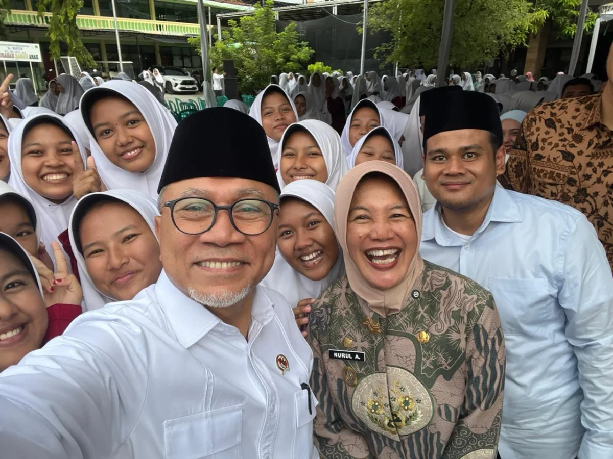 Menteri Zulhas Swafoto bersama Santriwati dan Wabup Nurul Azizah saat kunker di Bojonegoro. Jumat (10/4/2026)