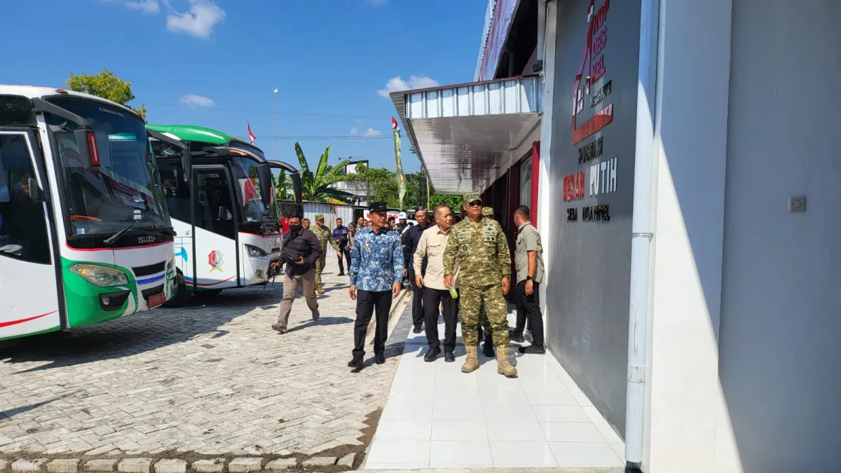 Wapang TNI Jenderal TNI Tandyo Budi Revita tinjau KDKMP Desa Ngampel Bojonegoro. Selasa (12/5/2026). Foto : suarasatu.com