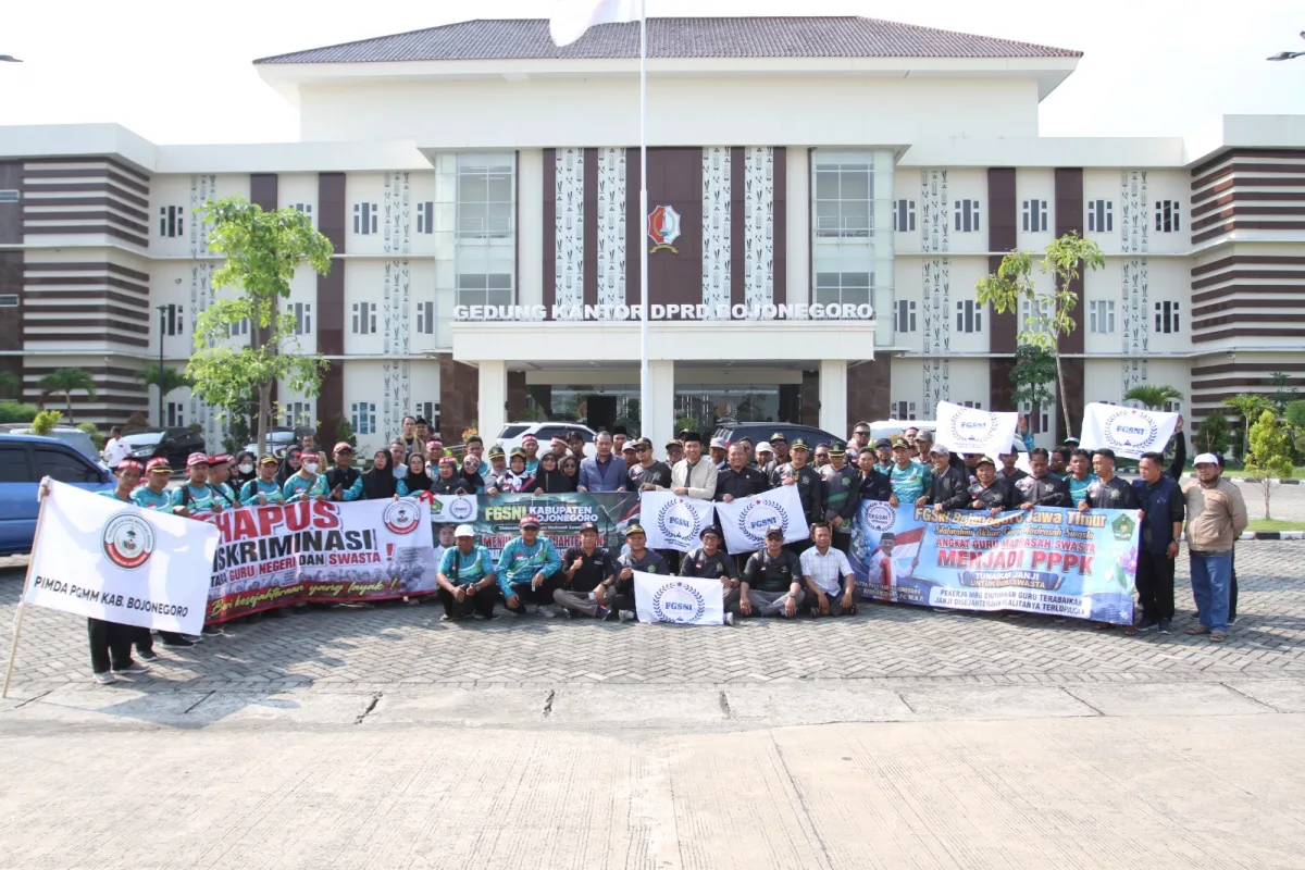 rombongan FGSNI di halaman Gedung DPRD Bojonegoro, Selasa (19/5/2026).