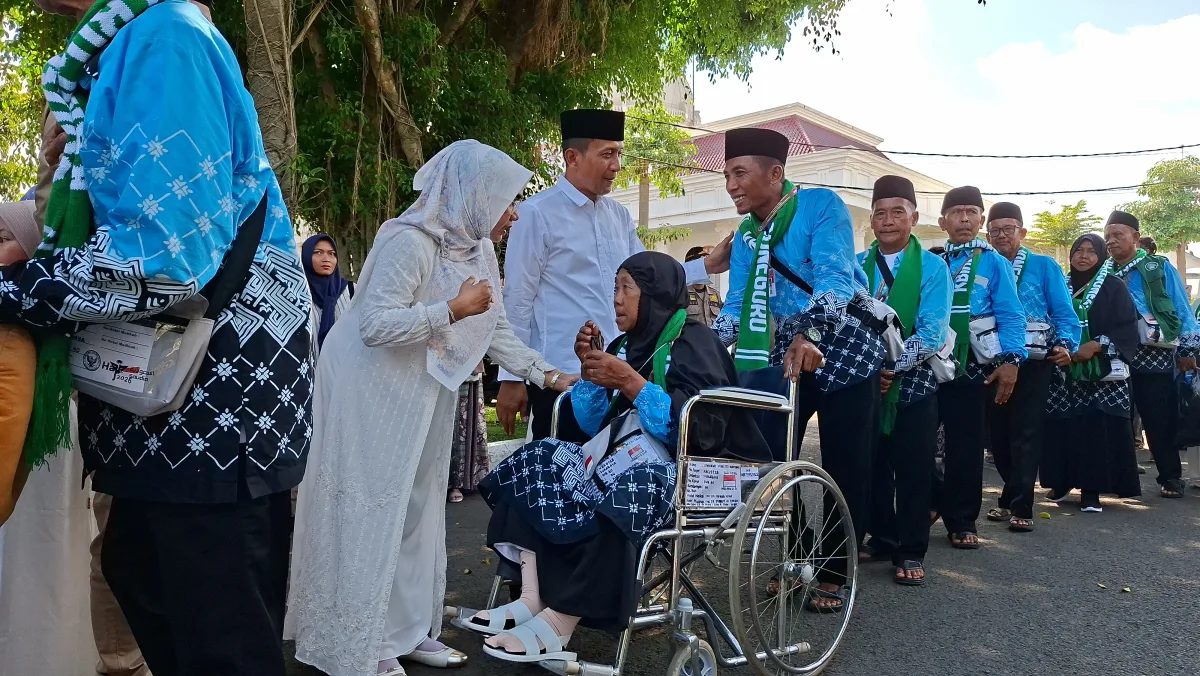 Bupati Wahono beserta Forpimda bersalaman dengan para calhaj