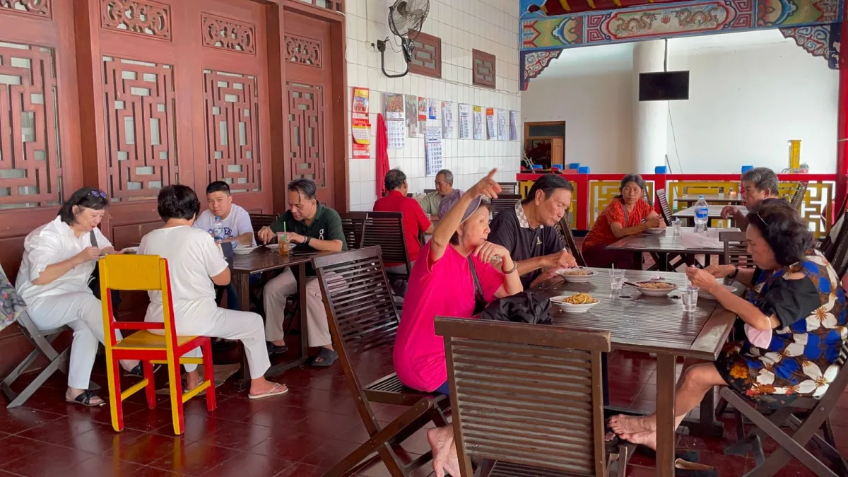 Pengunjung klenteng Tuban nikmati masakan dalam acara Kimsin Reunion Festival.