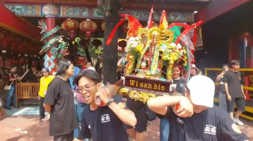 Kirab Patung di Kelenteng Kwan Sing Bio Tuban. Minggu (3/5/2026).