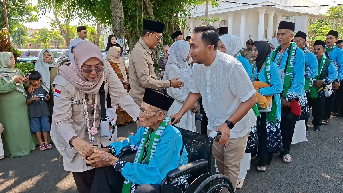 Petugas Haji Kabupaten Bojonegoro bersama Forpimda lepas jamaah haji. Foto : suarasatu.com 