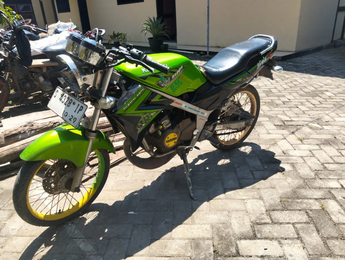 Motor milik korban laka dievakuasi petugas satlantas Polres Tuban