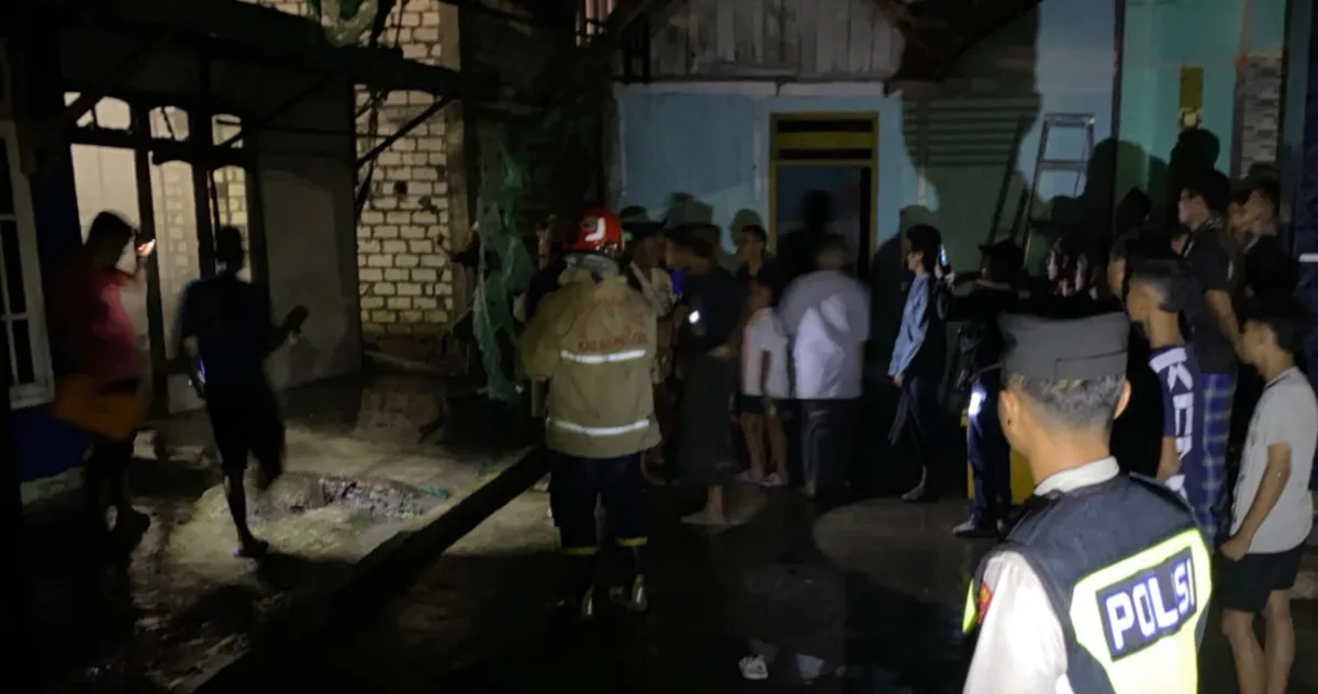 Petugas Polsek Boureno Olah TKP kebakaran rumah warga saat listrik Pemadaman