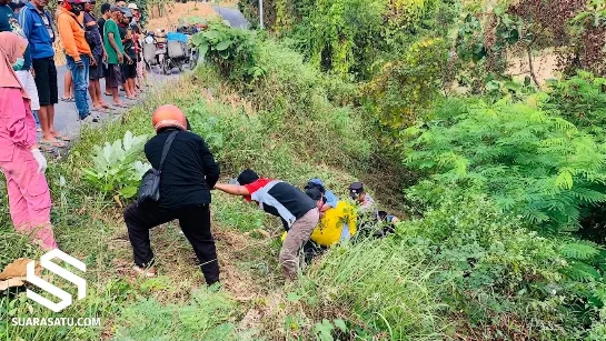 Proses Evakuasi Korban Xenia terjun ke jurang jalan Gondang. Minggu (21/6/2026).