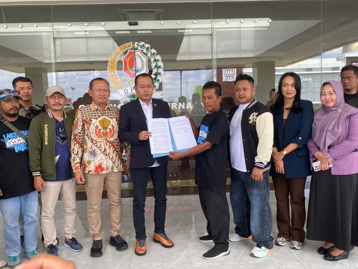 Perwakilan massa relawan MBG bersama DPRD Bojonegoro saat pasca peryataan sikap. Senin (22/6/2026). Foto : suarasatu.com