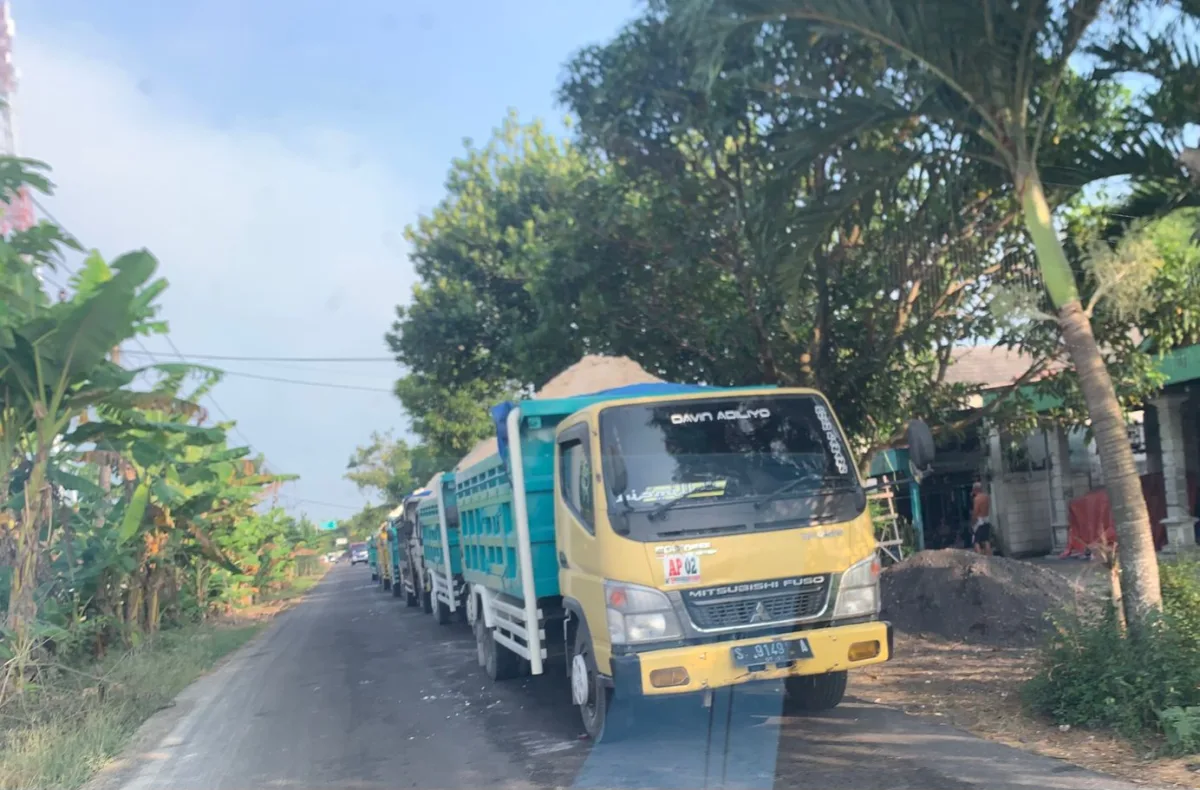 Deretan truk pedel antri masuk lahan banyu geni di Desa Sidomukti Kecamatan Kepohbaru Bojonegoro. 20/6/2026). Foto : suarasatu.com
