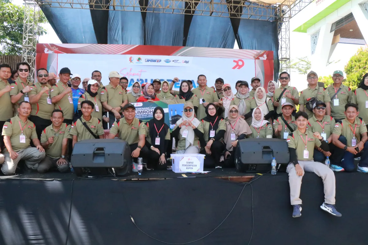 Peserta jalan santai Hari Kopeeasi di Bojonegoro berpose bersama. Minggu (26/7/2026).