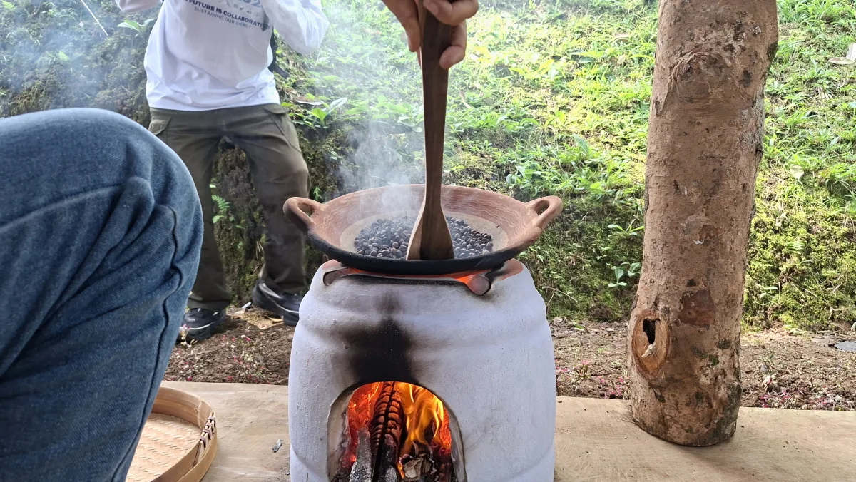 Praktik langsung menyangrai hingga mengemas biji kopi Robusta di Green Gumuk Candi, Banyuwangi. Momen Media Gathering Pertamina Regional Indonesia Timur.