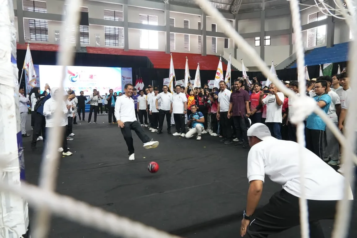 Bupati Wahono tendang bola di Porkab 2026.