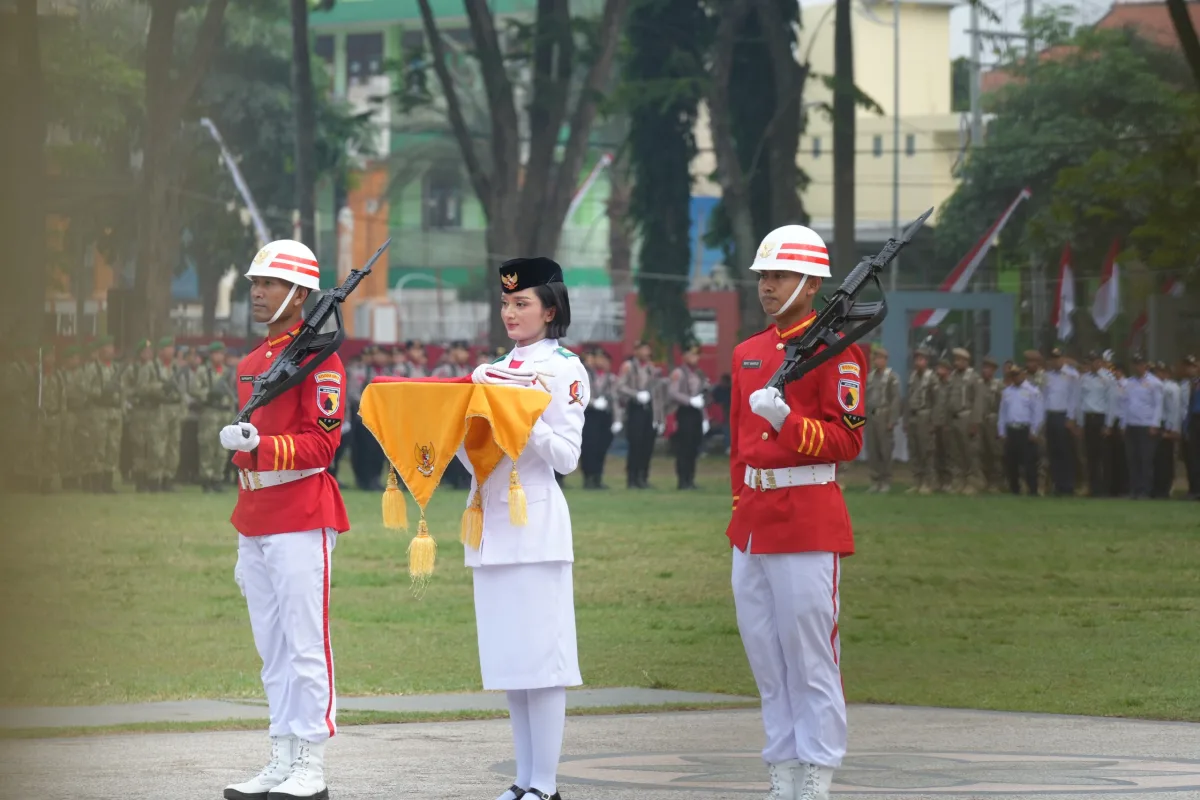 Prosesi Penerimaan Bendera MerahPutih oleh Paskibra Kabupaten Bojonegoro. Foto : suarasatu.com
