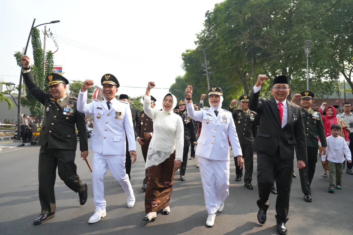 Bupati dan Forpimda Bojonegoro Kompak Jalan Kaki sambil Pekikkan "Merdeka" di HUT Kemerdekaan RI ke 81
