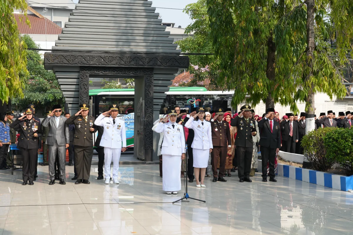 Wabup Nurul Azizah Pimpin Ziarah Makam Pahlawan di HUT RI Ke 81.