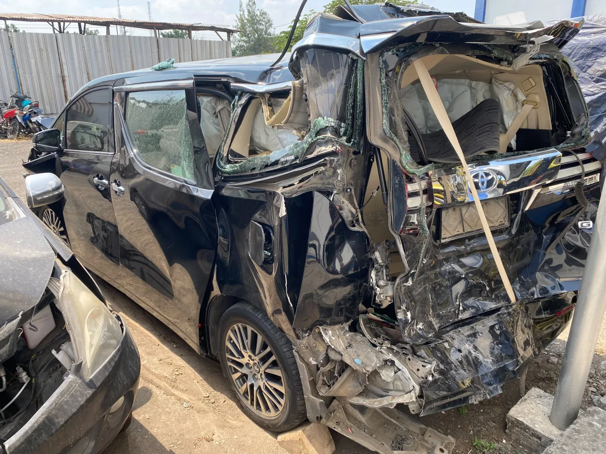 Kondisi bodi belakang Alphard milik kiai Anwar Zahid pasca ditabrak treller. Foto : suarasatu.com