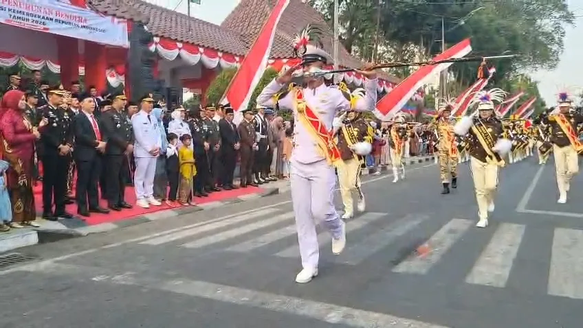 Defile Drumband SMAN 2 Taruna Pamong Praja Semarakan HUT ke-81 RI di Bojonegoro