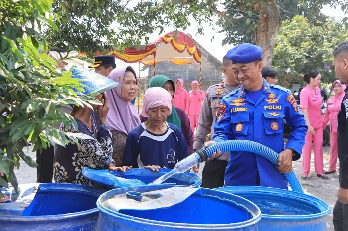 Bersama Bhayangkari Polresta Tuban Kembali Beri Bantuan Air Bersih untuk Warga yang Dilanda Kekeringan