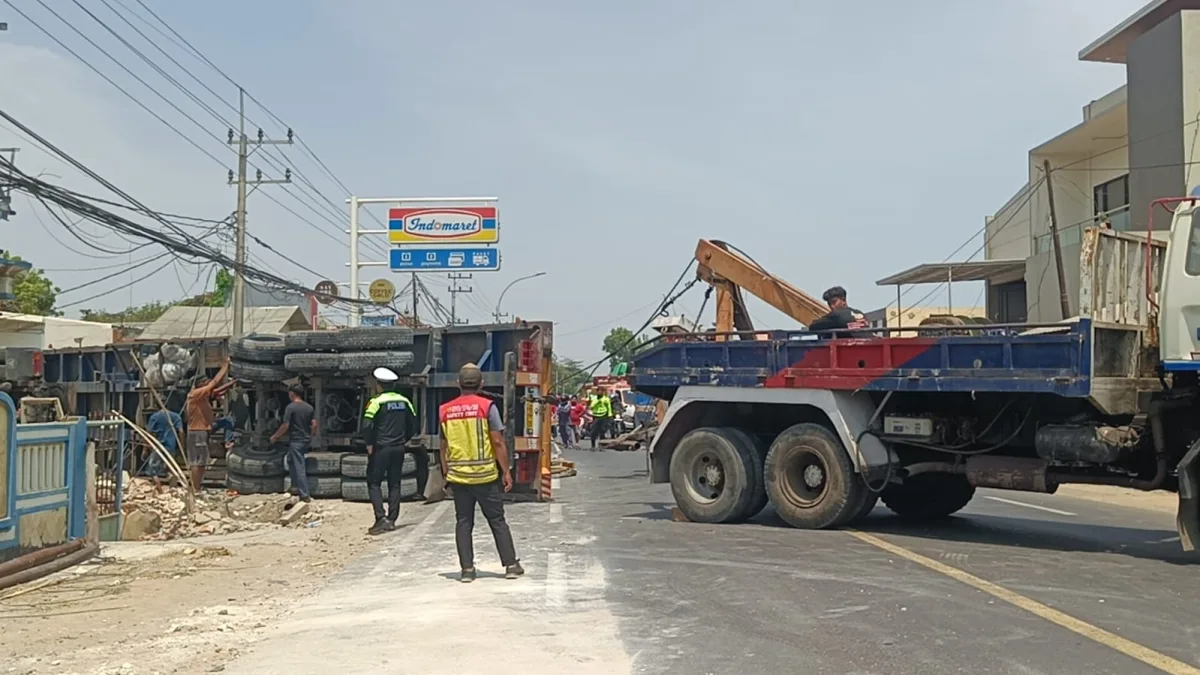 TRAGIS! Truk Trailer Hantam Jembatan Lalu Terguling di Jalur Pantura Tuban, Sopir Tewas