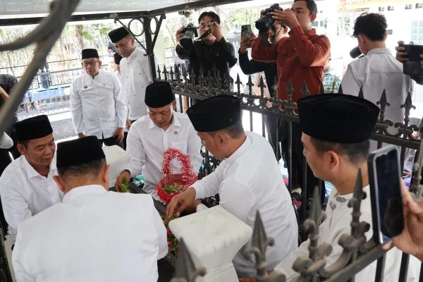 Peringati HJB ke-349, Bupati dan Wabup Bojonegoro Ziarah Khusyuk ke Makam Haryo Matahun