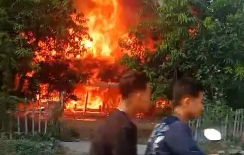 Ditinggal Penghuni ke Kerabat, Rumah Kayu di Bojonegoro Ludes Dilahap Si Jago Merah!