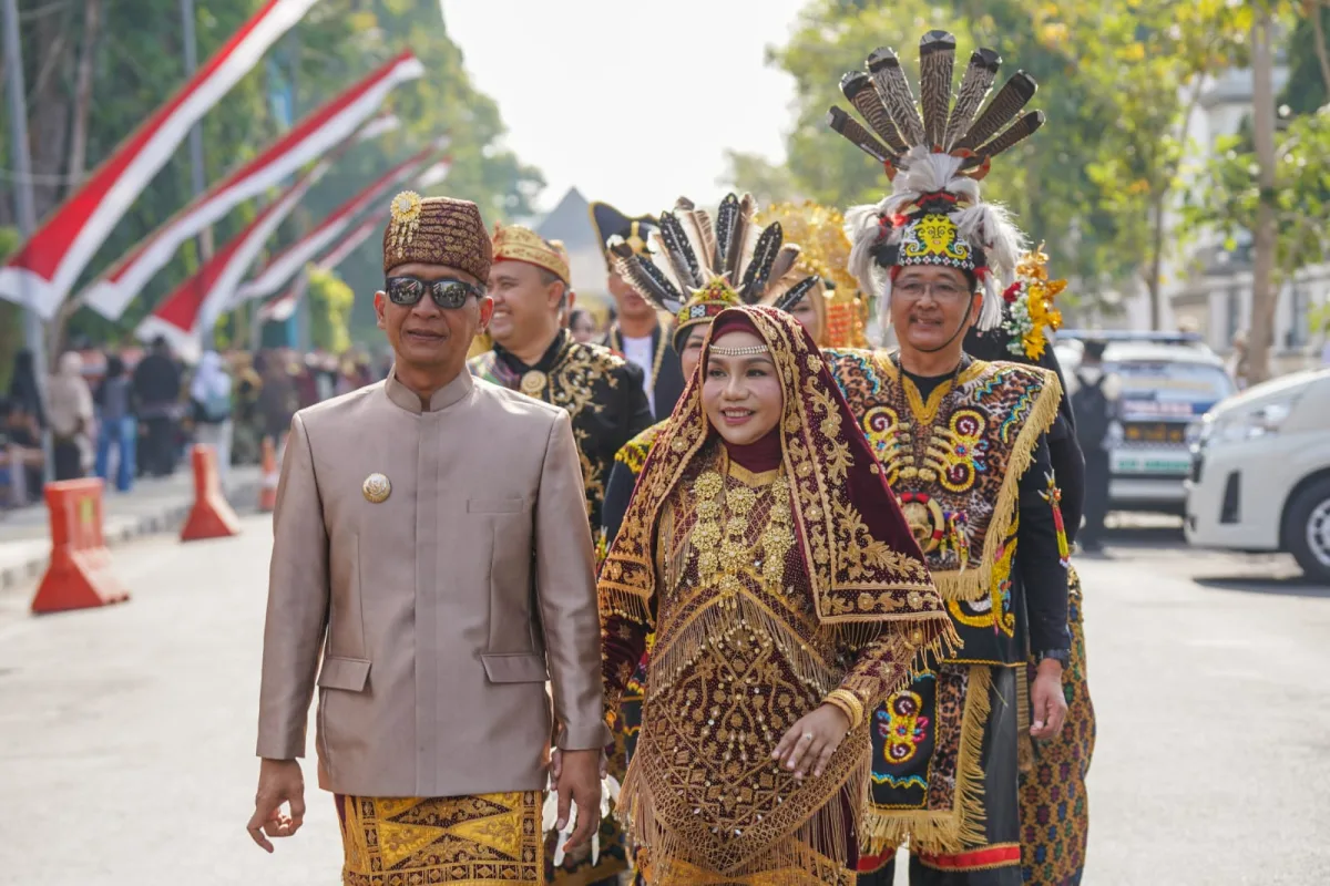 Meriahkan HJB ke 349, Bupati dan pejabat Pemkab Bojonegoro jalan kaki ke alun alun