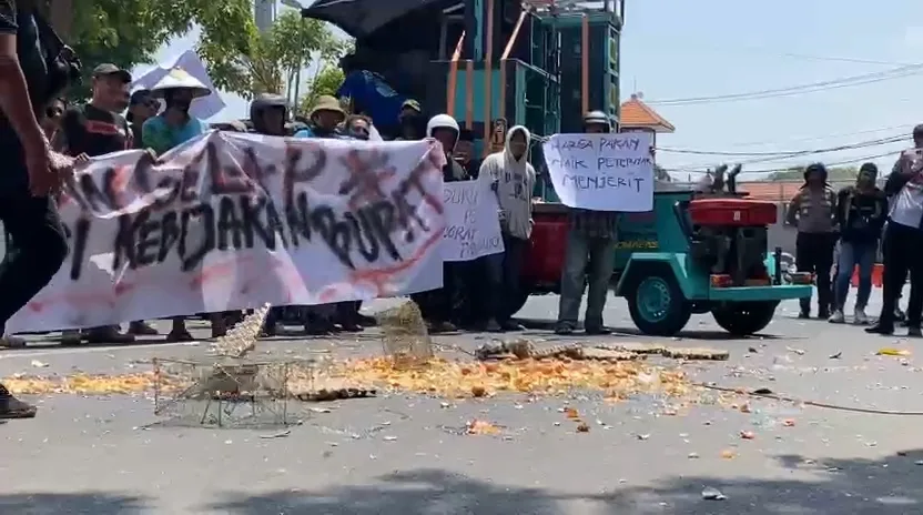 Ratusan Petani-Nelayan Demo Pemkab Tuban, Telur Melayang!