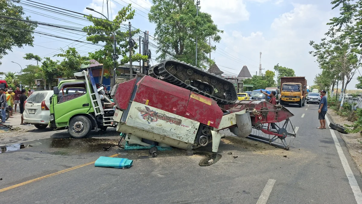 Truk Muat Machine Combie Tabrak MPU Rombongan Manten di Balen Bojonegoro