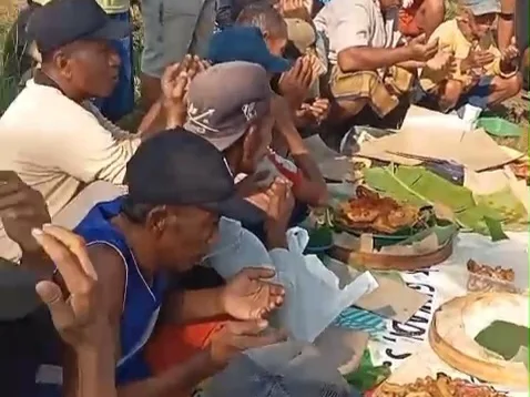 Warga Tani Kedungbondo berdoa