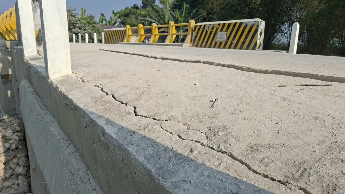 Baru 7 Bulan Dibangun Swakelola, Jembatan BKKD Rp 687 Juta di Kedungbondo Bojonegoro Retak-Retak!