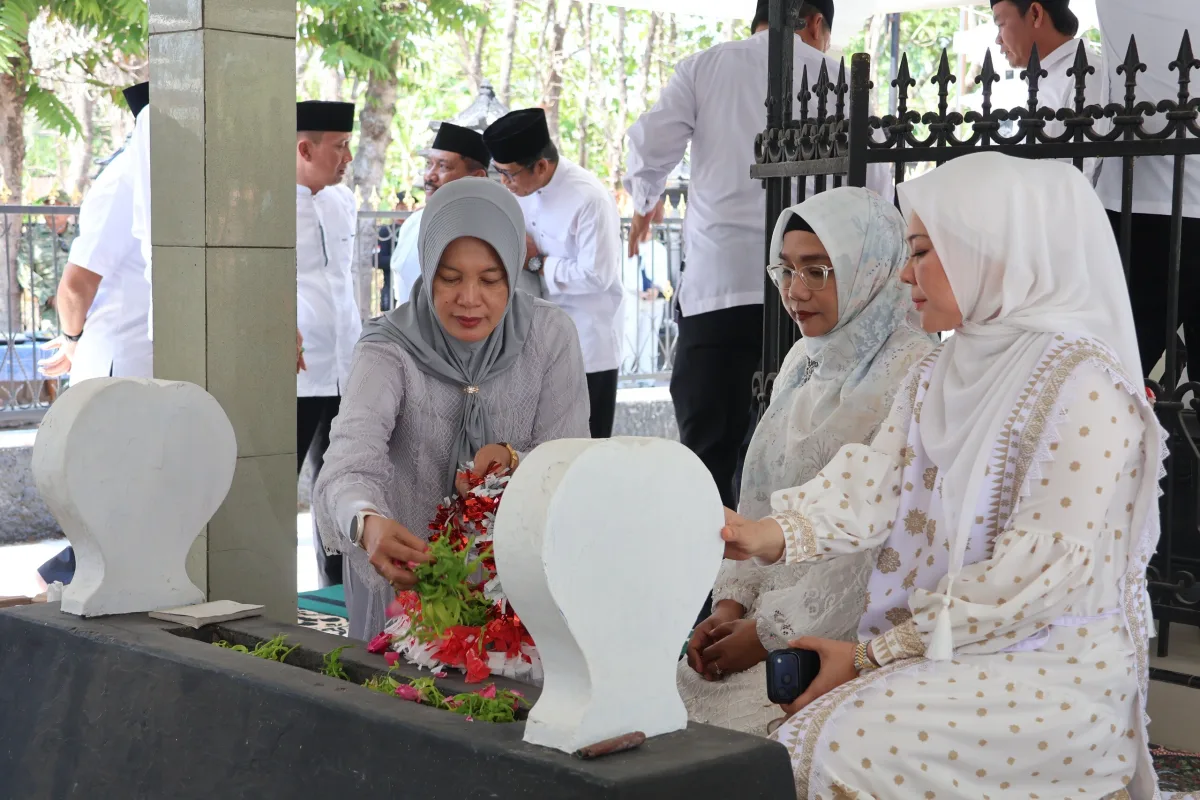 Wabup Nurul Azizah - Cantika Wahono ziarah ke makam bupati pertama Bojonegoro. Jumat ( 16/10/2026).