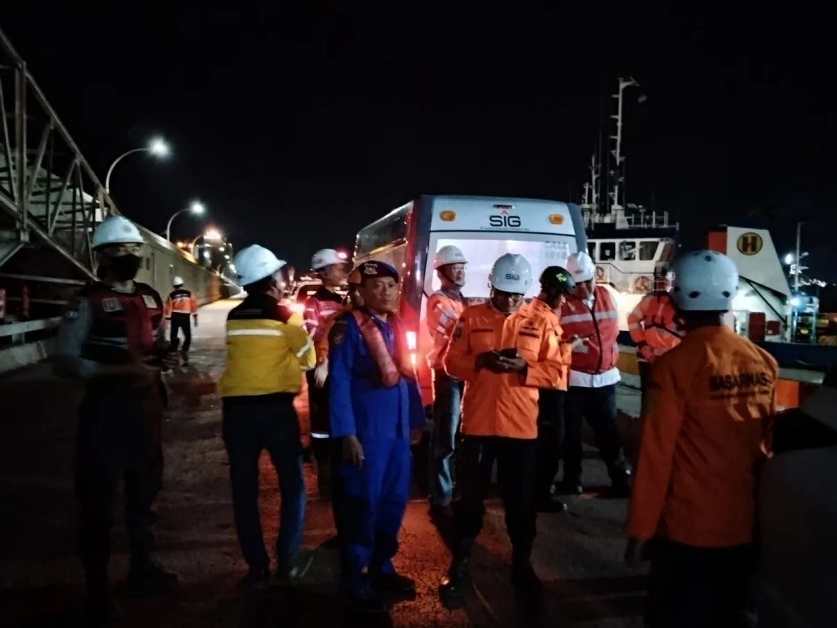 KM Khatulistiwa 8 Tabrakan dengan Tongkang Misterius di Perairan Tuban, 1 ABK Hilang