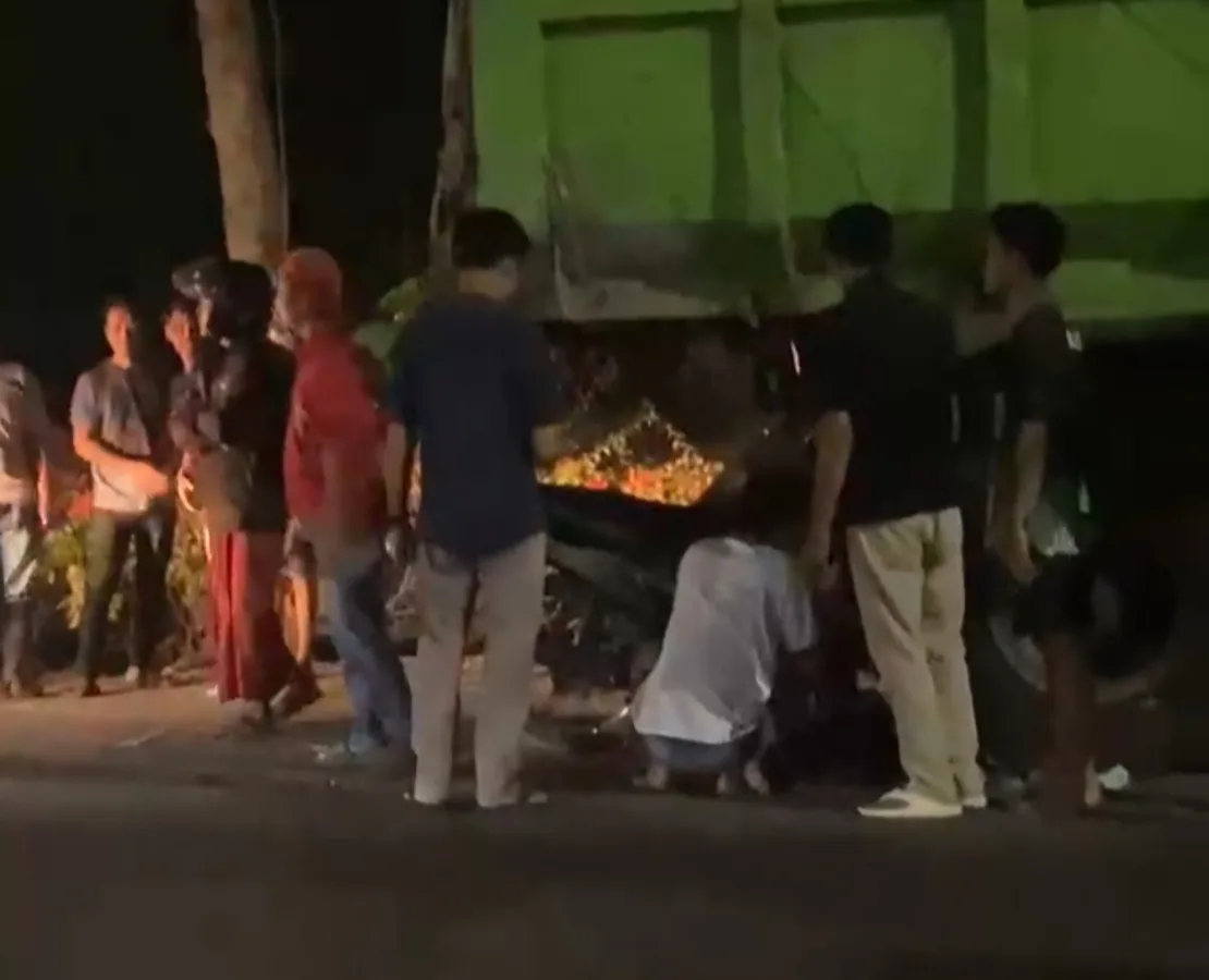Truk Tronton Mogok Ditabrak Pemotor di Bojonegoro, Pengendara Alami Luka 