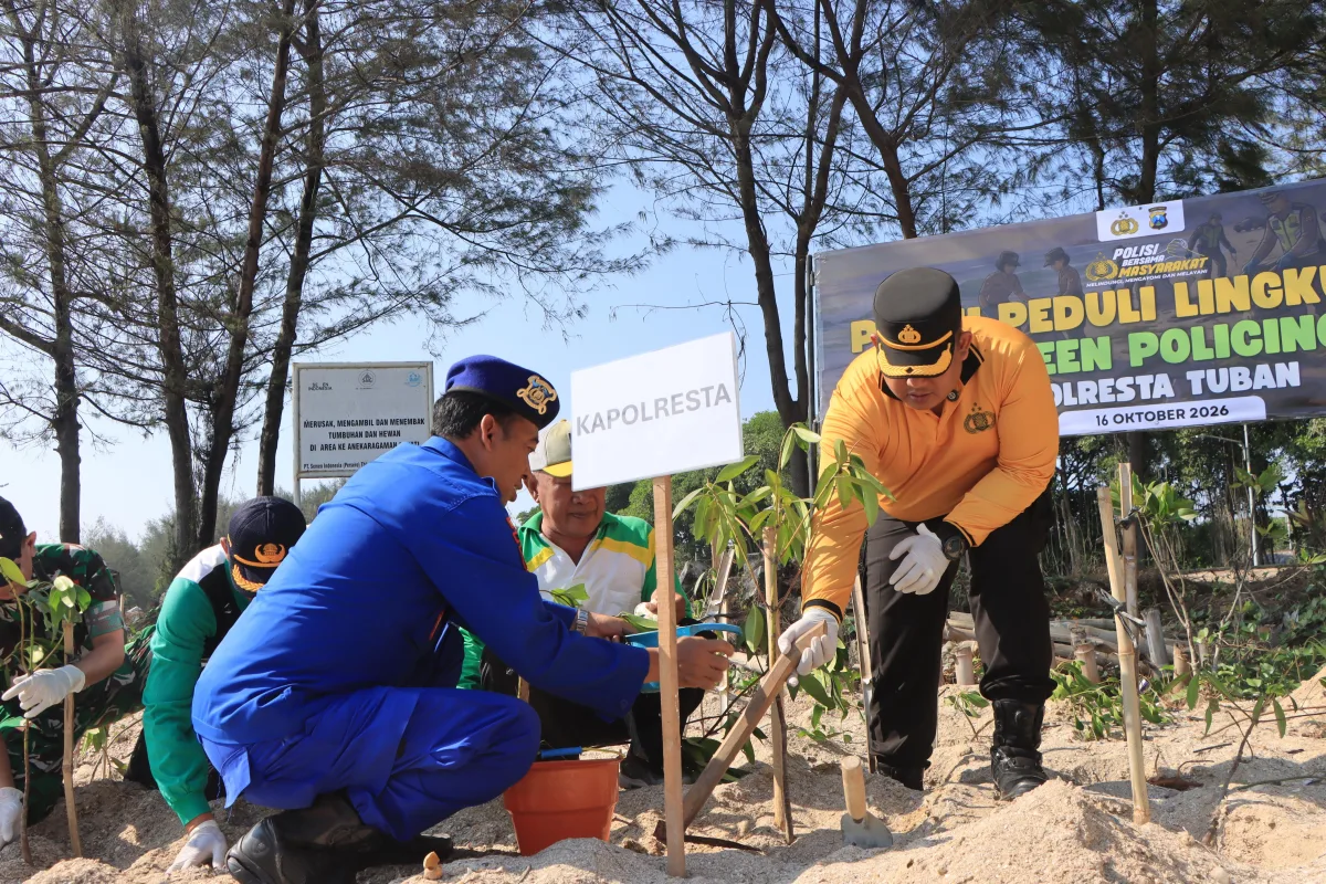 Polresta Tuban Gelar Aksi 'Green Policing', Tanam Mangrove dan Bersih Pantai di Jenu