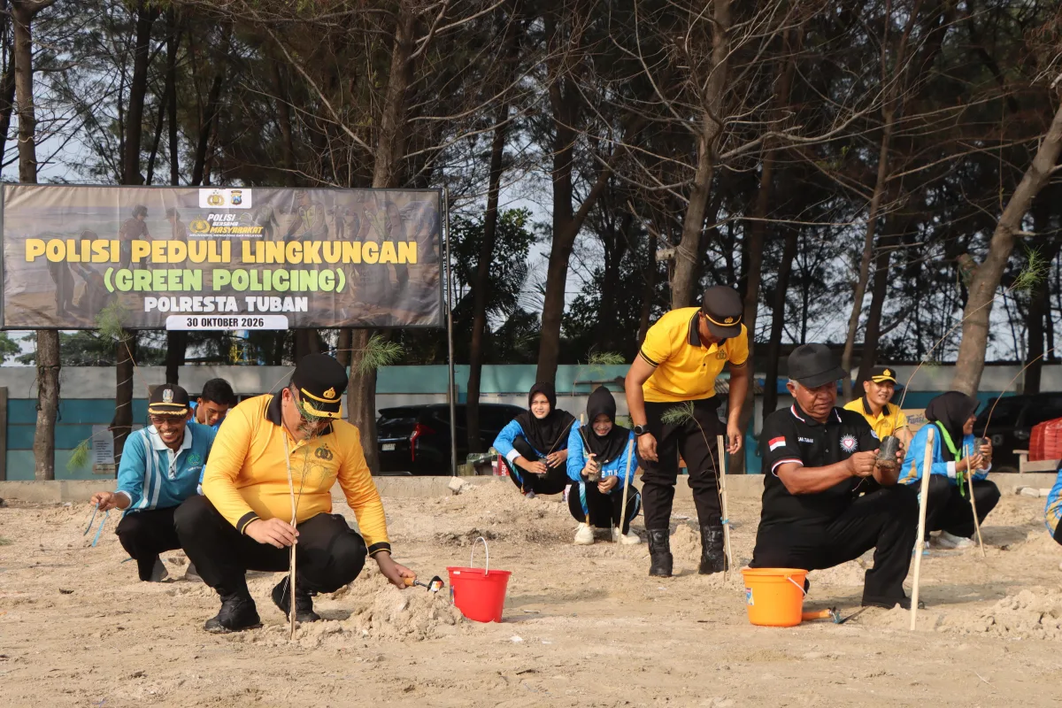 Pemuda dan Polisi Tanam 800 Pohon Demi Sedekah Oksigen di Pesisir Tuban