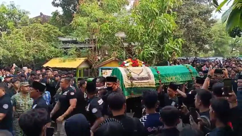 Ribuan Pelayat Antar Jenazah Ketua PSHT Bojonegoro Wahyu Subakdiono ke Peristirahatan Terakhir