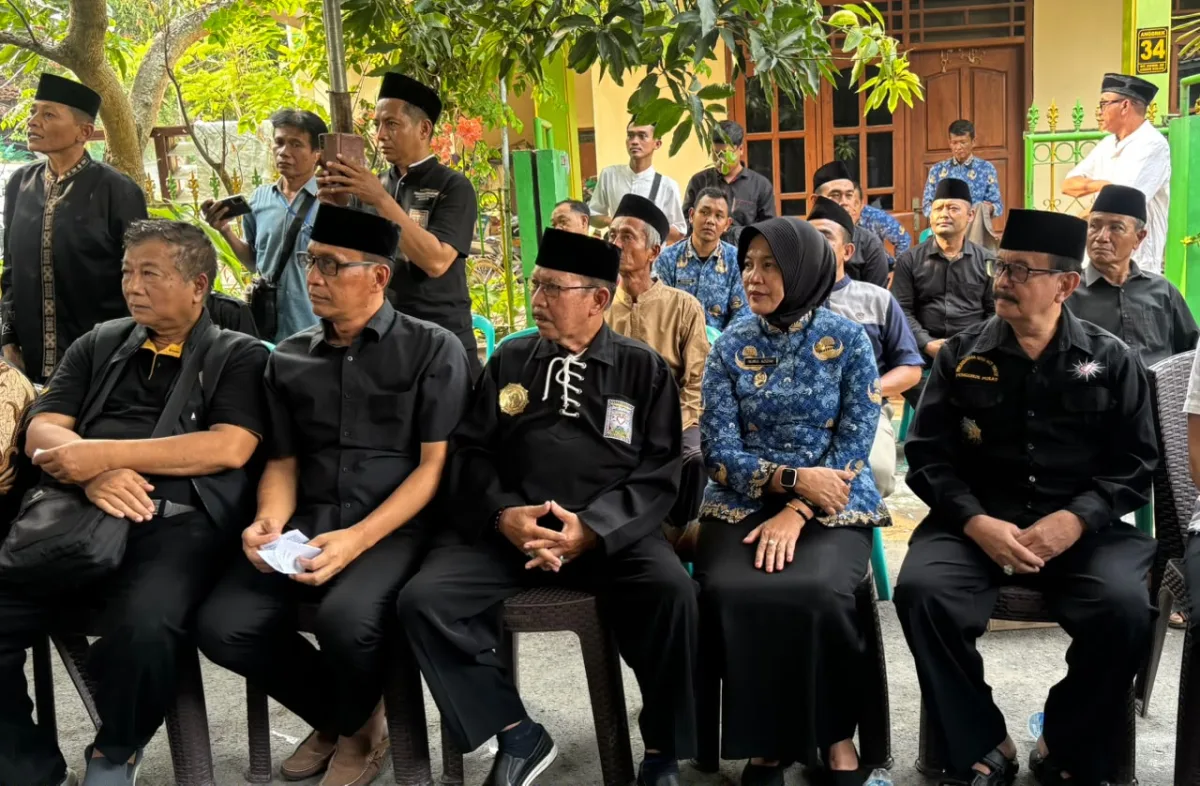 Bupati Wahono - Wabup Nurul Azizah bersama petakziah di rumah duka Wahyu Subakdiono.