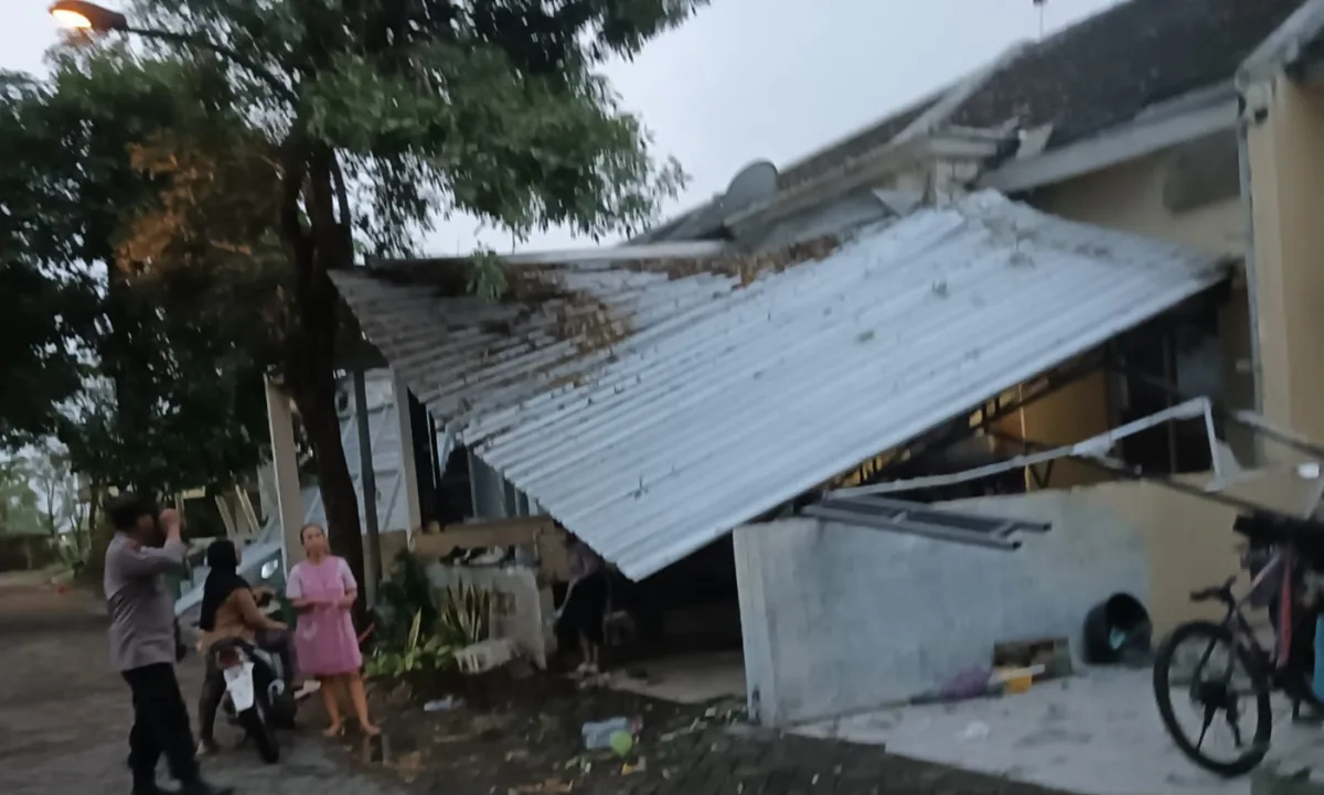 Hujan Disertai Angin Kencang Terjadi di Bojonegoro, Kanopi 8 Rumah Warga Perumahan Bumi Damai Roboh