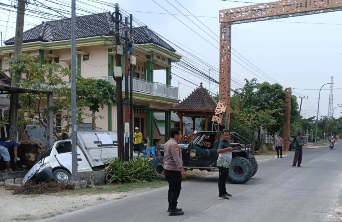 Mobil Box Dapur SPPG Oleng Terperosok ke Parit di Kepohbaru Bojonegoro, Sopir Selamat